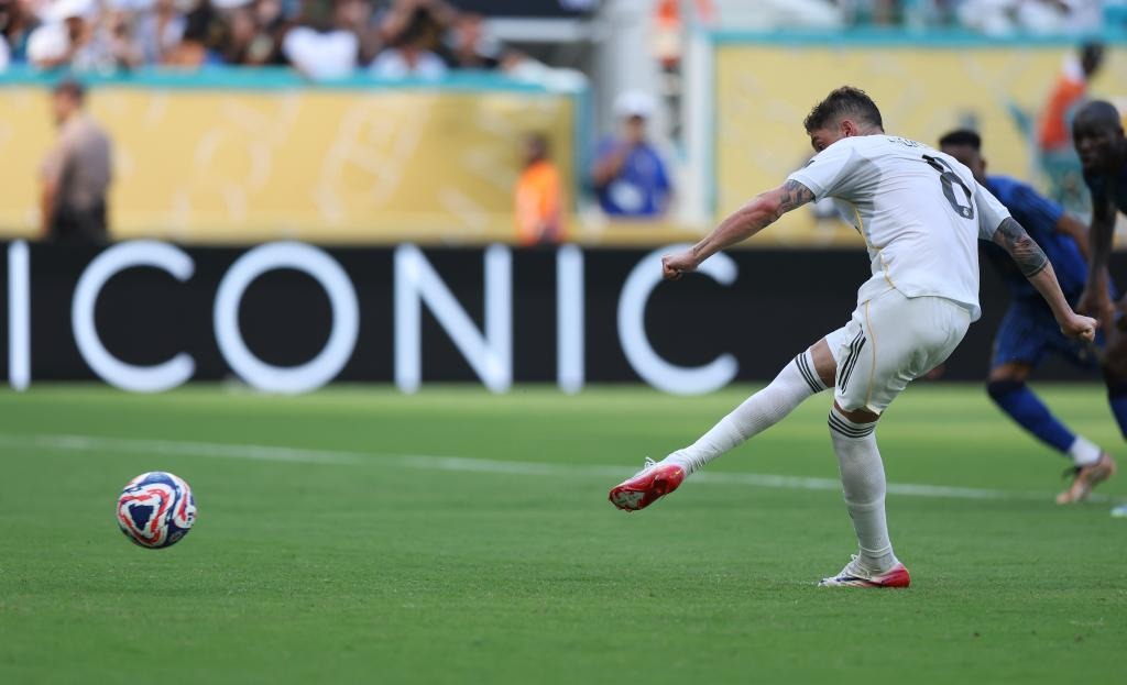 詹姆斯成湖人战绩下滑罪人？美媒列全队五数据对比：全面狂跌一项垫底